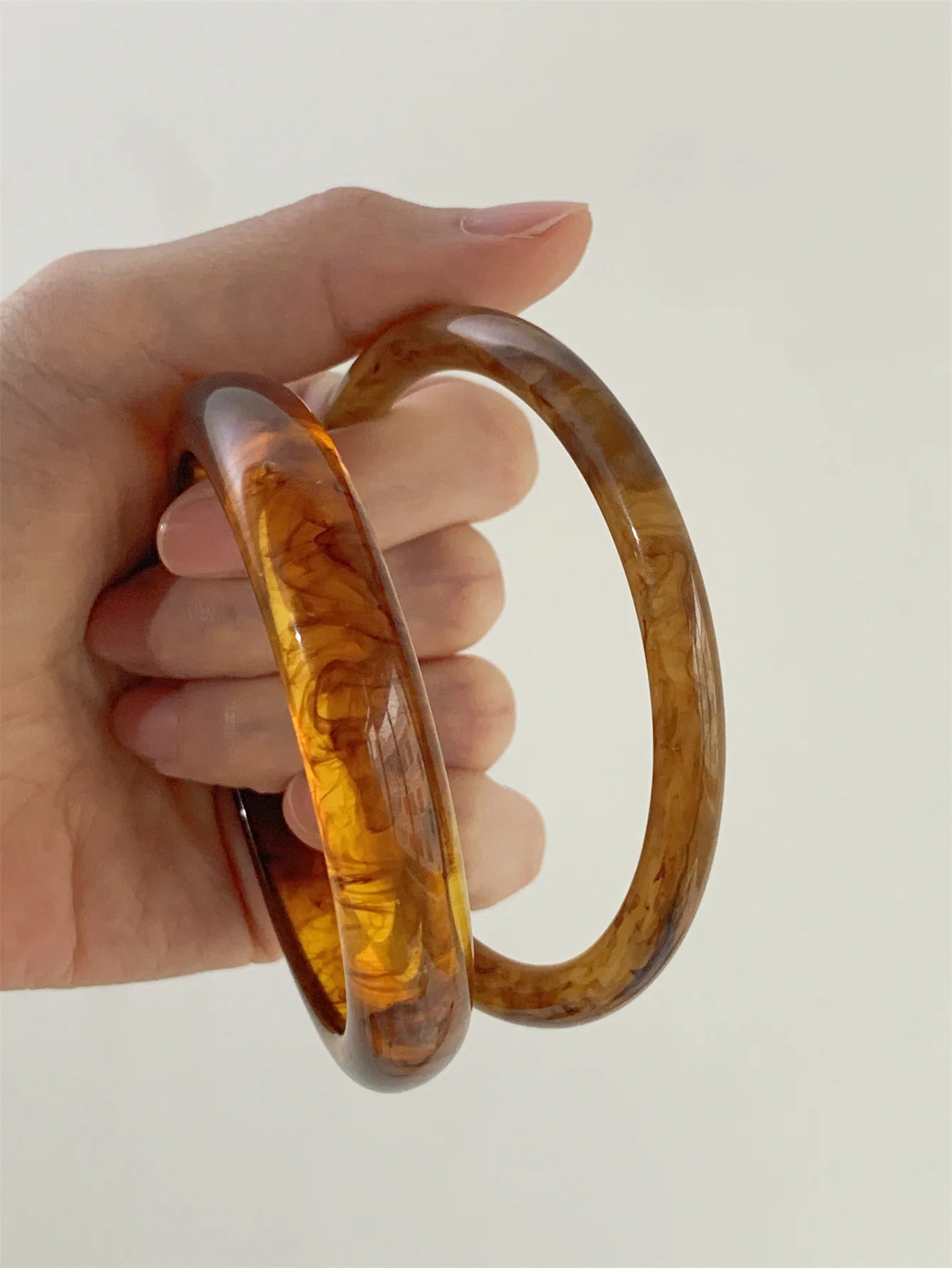2-piece set of retro resin bracelets for women's temperament, high-end fashion gifts, versatile for daily use