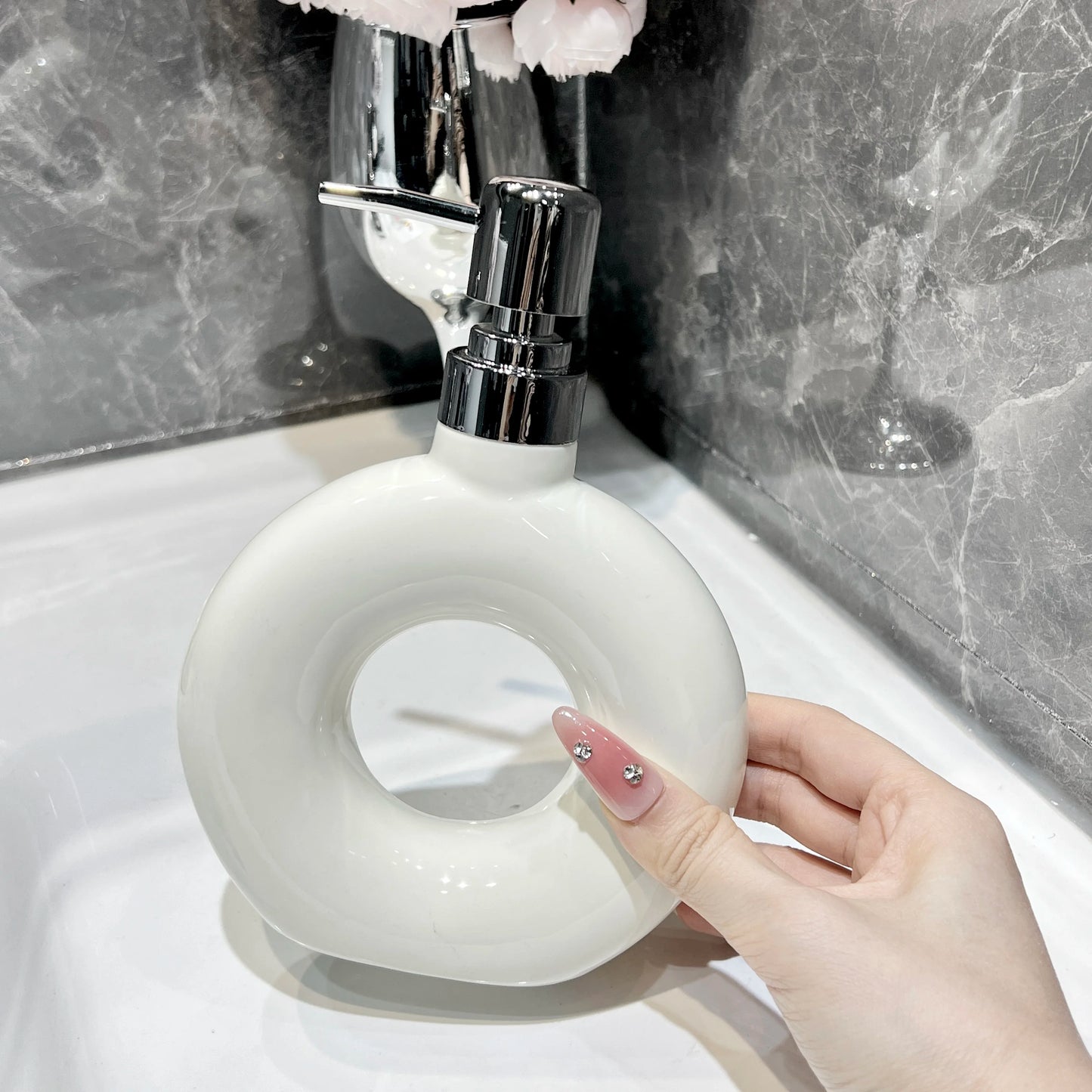 Silver Ceramic Soap Dispenser Abstract Hollow Round Triangle Soap Dispenser Shampoo Moisture Bottling Bathroom Accessories