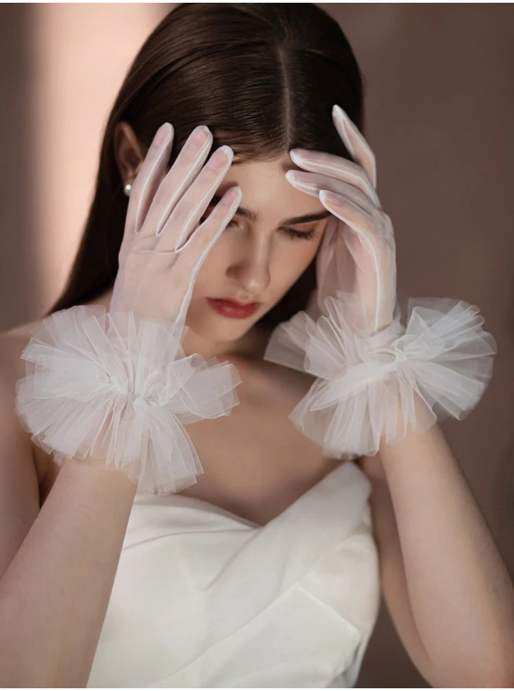 WG094 Elegant Wedding Bridal Gloves Soft Tulle Ruffled Edge Women Brides Bridesmaid Short White Gloves for Pageant Perform