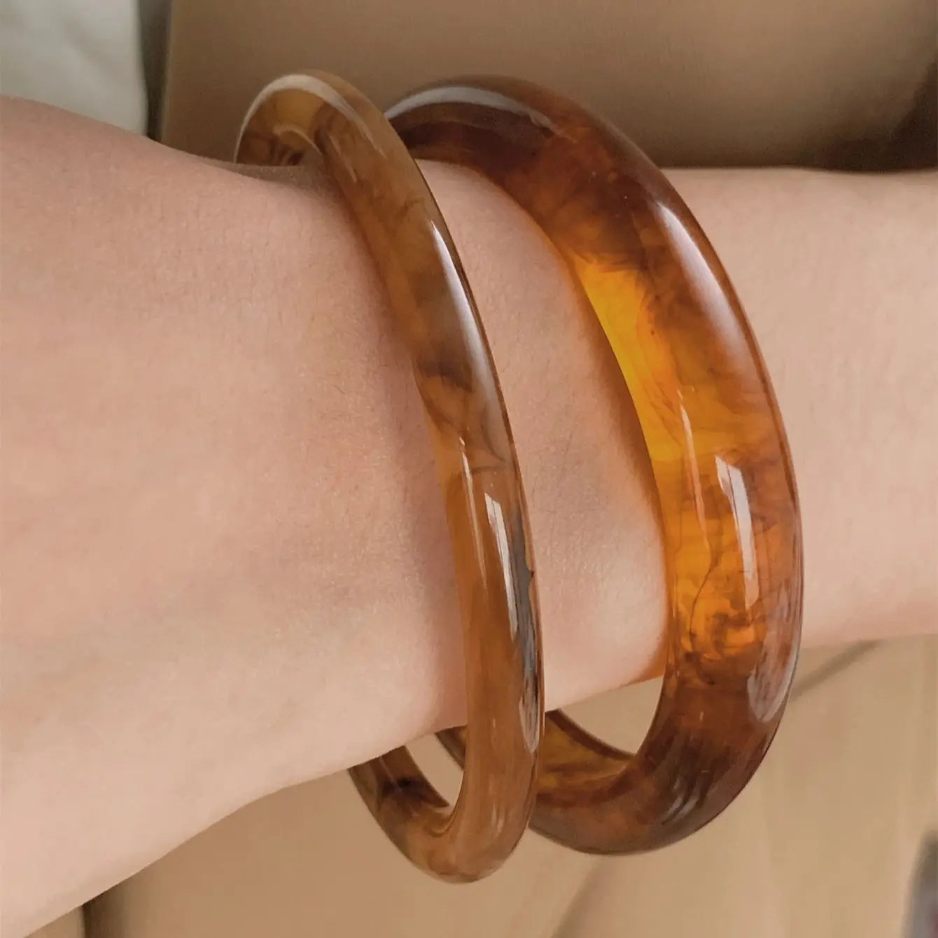 2-piece set of retro resin bracelets for women's temperament, high-end fashion gifts, versatile for daily use