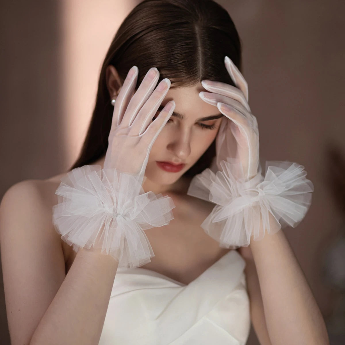WG094 Elegant Wedding Bridal Gloves Soft Tulle Ruffled Edge Women Brides Bridesmaid Short White Gloves for Pageant Perform