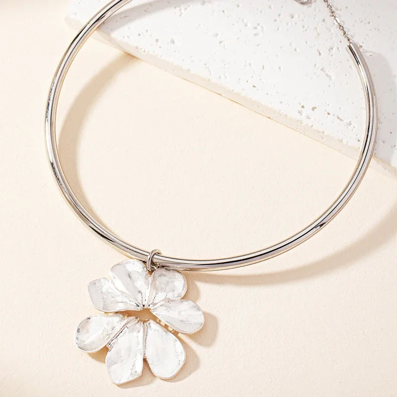 Fashion Flower Pendant Necklace Chic Gold Color Metal Necklace for Women Korean Style Bow Big Flower Choker Gift Party