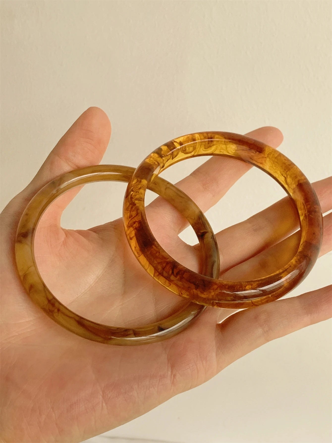 2-piece set of retro resin bracelets for women's temperament, high-end fashion gifts, versatile for daily use