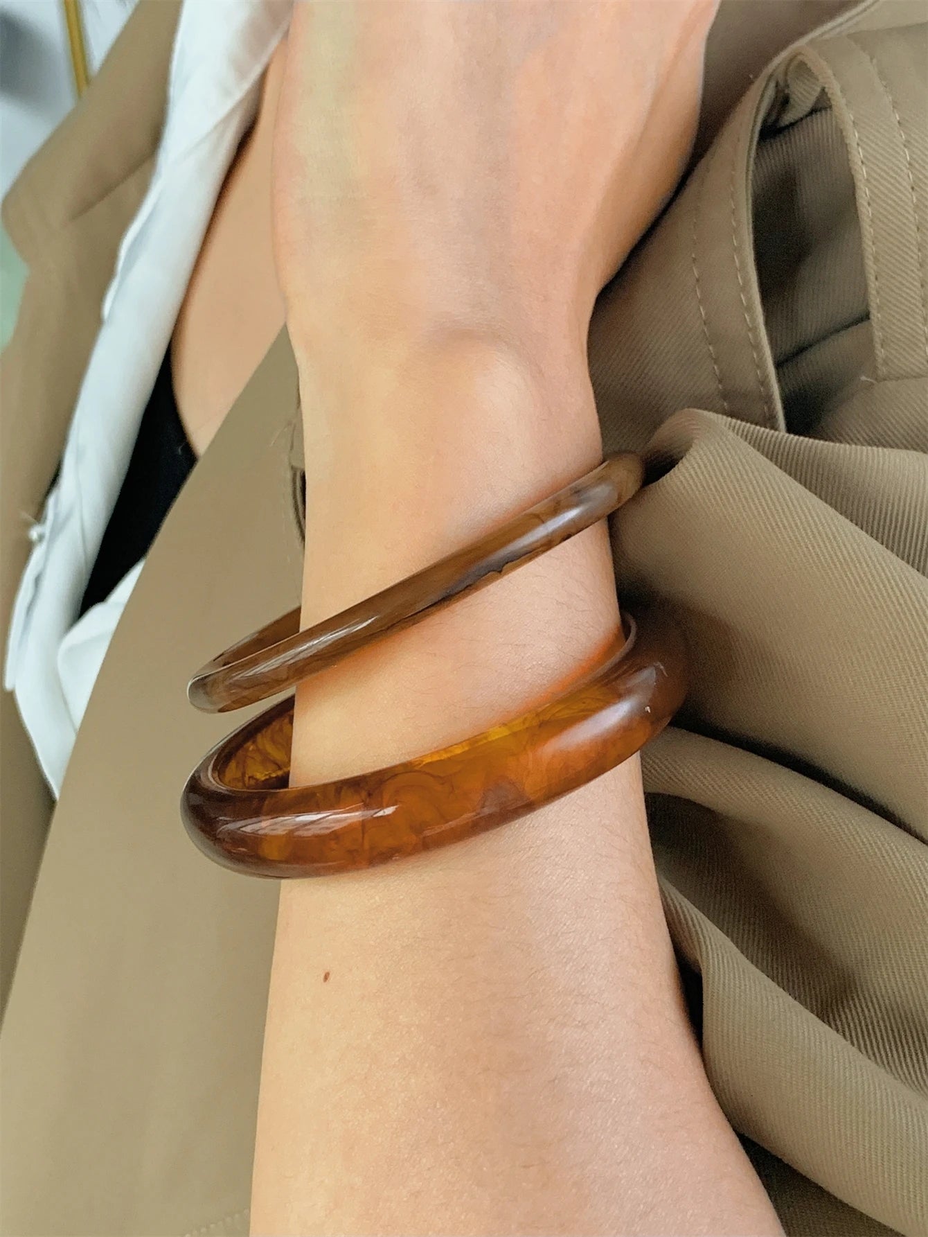 2-piece set of retro resin bracelets for women's temperament, high-end fashion gifts, versatile for daily use