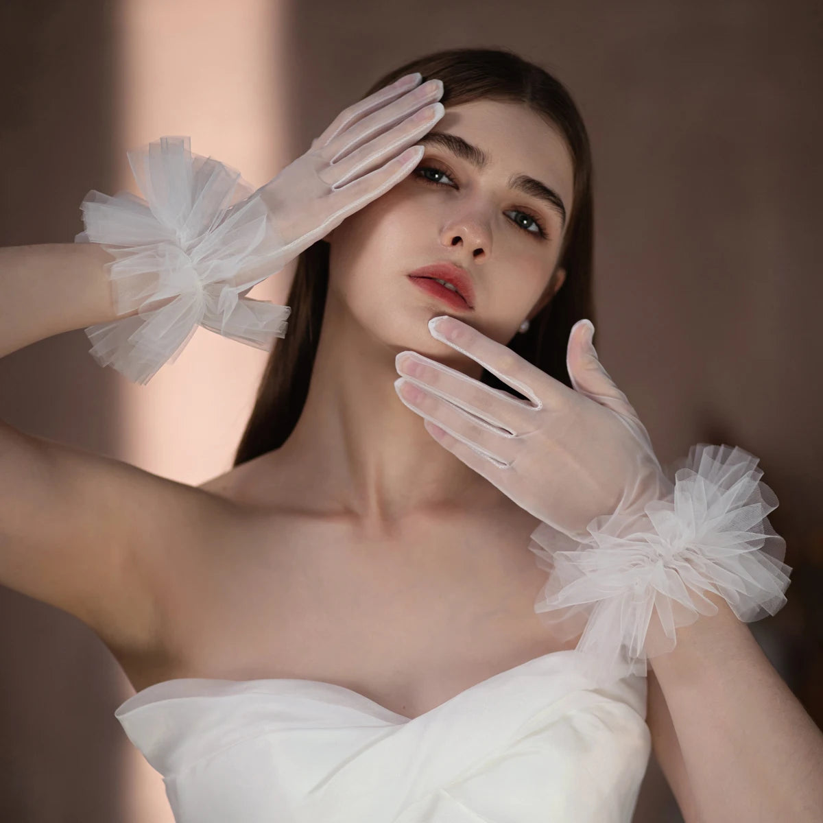 WG094 Elegant Wedding Bridal Gloves Soft Tulle Ruffled Edge Women Brides Bridesmaid Short White Gloves for Pageant Perform