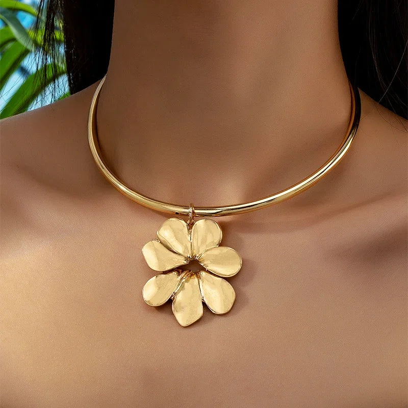 Fashion Flower Pendant Necklace Chic Gold Color Metal Necklace for Women Korean Style Bow Big Flower Choker Gift Party