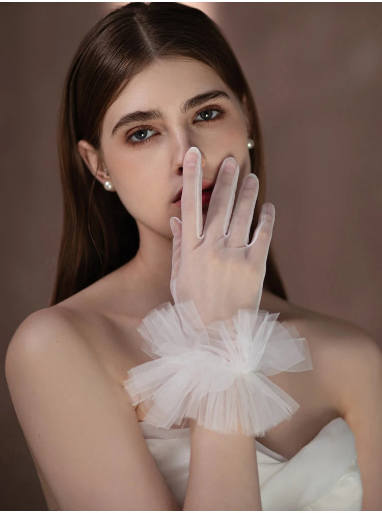 WG094 Elegant Wedding Bridal Gloves Soft Tulle Ruffled Edge Women Brides Bridesmaid Short White Gloves for Pageant Perform