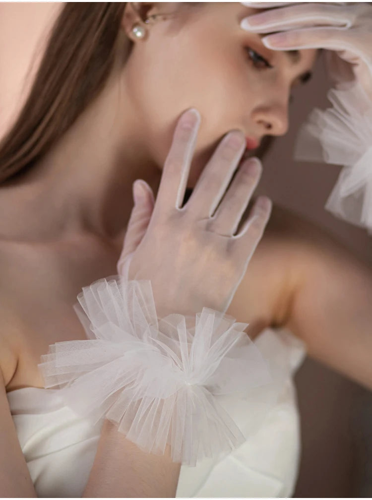 WG094 Elegant Wedding Bridal Gloves Soft Tulle Ruffled Edge Women Brides Bridesmaid Short White Gloves for Pageant Perform