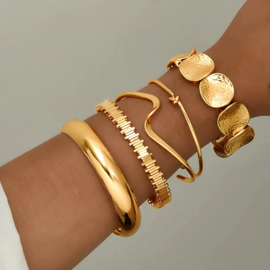 5 Pieces/set of Retro Exaggerated Wide Face Women's Bracelets, Fashionable Gold Color Asymmetrical Jewelry Accessories