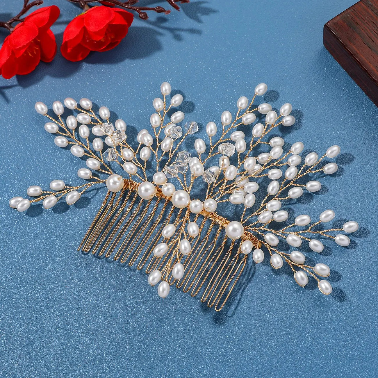 Pearl Flower Hair Comb European Style Tiaras Bride Headdress Pearl Girls Golden Crown Wedding Hair Accessories Party Jewelry