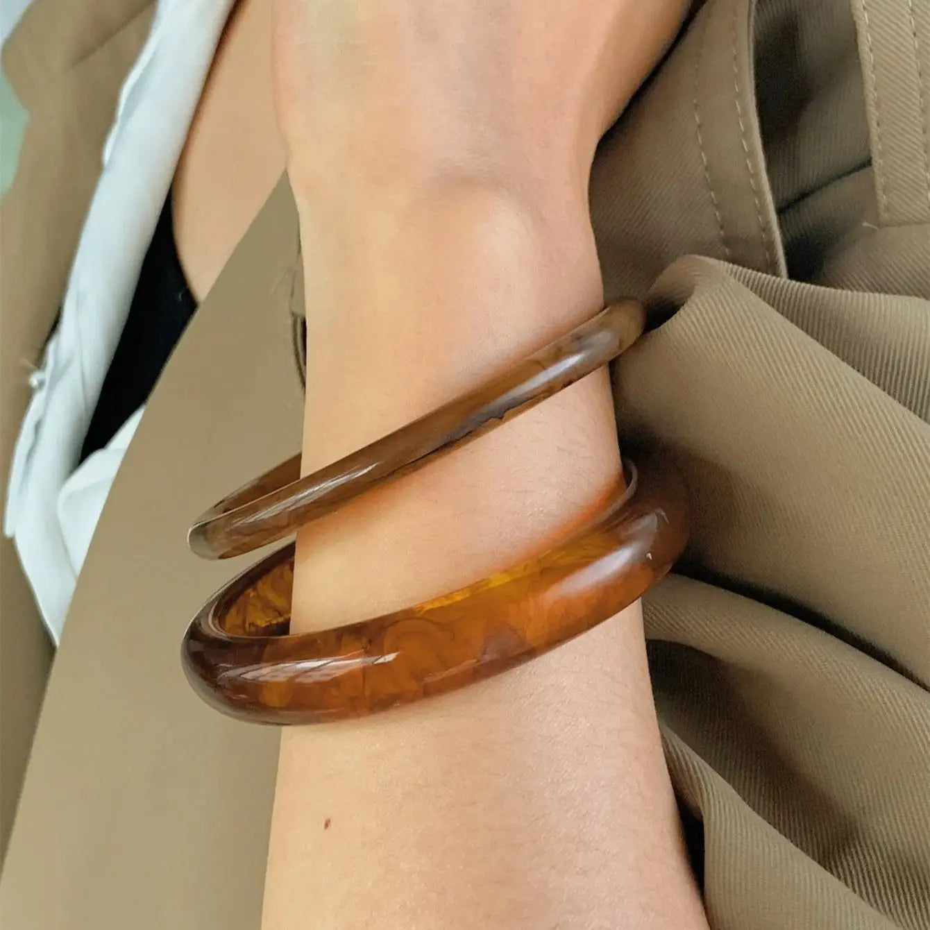 2-piece set of retro resin bracelets for women's temperament, high-end fashion gifts, versatile for daily use