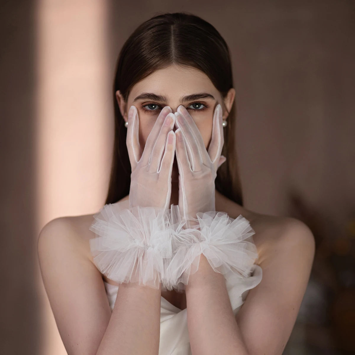 WG094 Elegant Wedding Bridal Gloves Soft Tulle Ruffled Edge Women Brides Bridesmaid Short White Gloves for Pageant Perform
