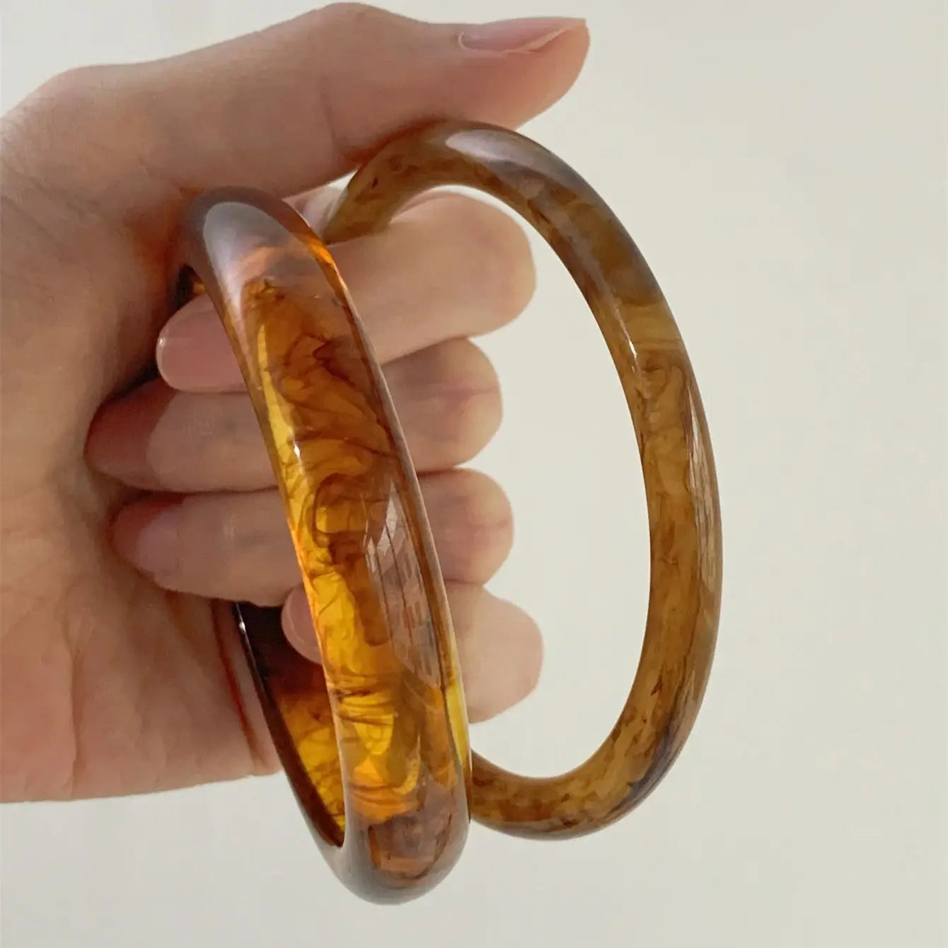 2-piece set of retro resin bracelets for women's temperament, high-end fashion gifts, versatile for daily use