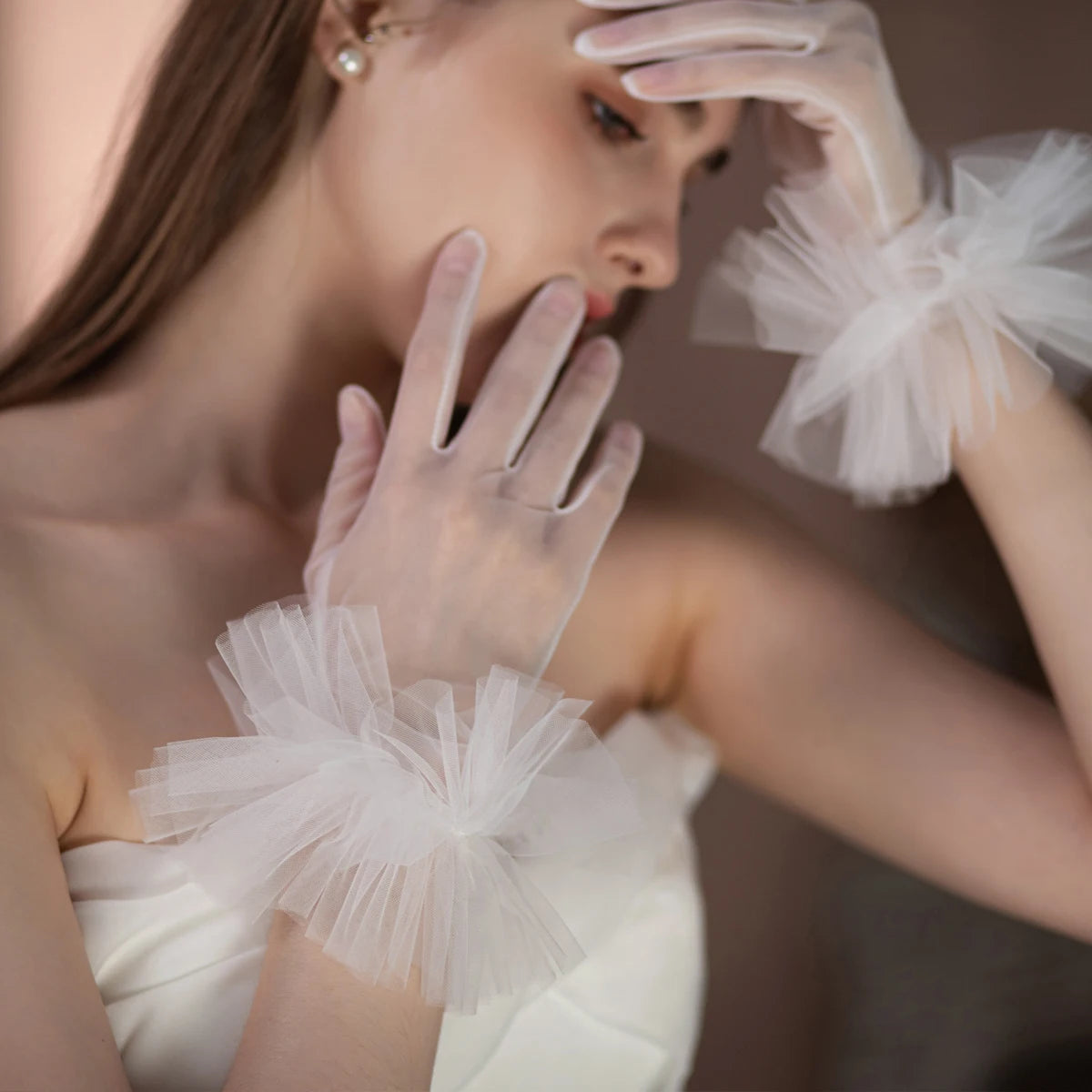 WG094 Elegant Wedding Bridal Gloves Soft Tulle Ruffled Edge Women Brides Bridesmaid Short White Gloves for Pageant Perform