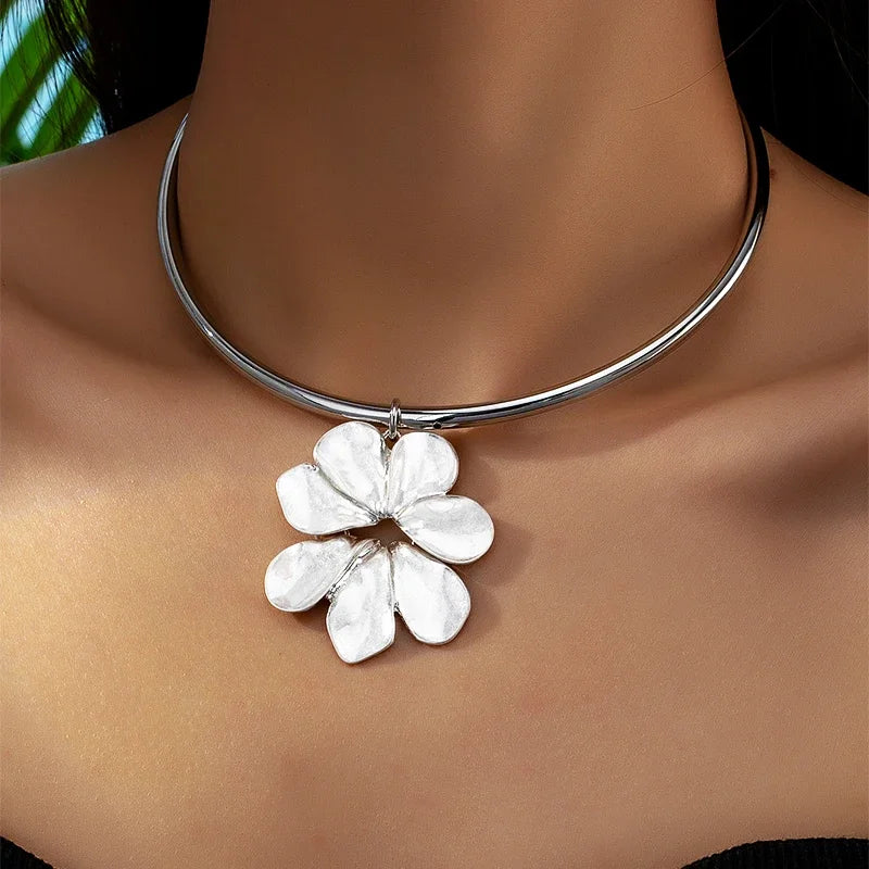 Fashion Flower Pendant Necklace Chic Gold Color Metal Necklace for Women Korean Style Bow Big Flower Choker Gift Party