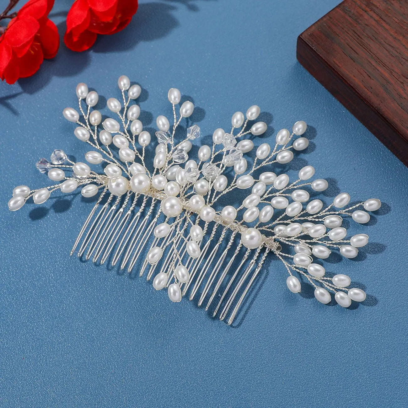 Pearl Flower Hair Comb European Style Tiaras Bride Headdress Pearl Girls Golden Crown Wedding Hair Accessories Party Jewelry