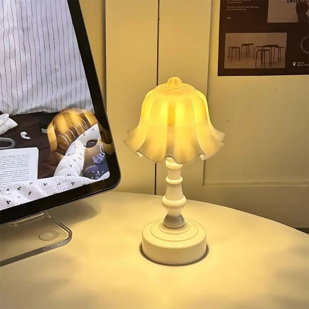 New Creative Table Lamp Retro Photography Prop Bedroom Desk Lamp Warm Light Desktop Ornaments Flower Shape Night Light