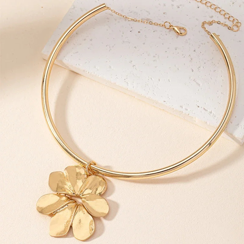 Fashion Flower Pendant Necklace Chic Gold Color Metal Necklace for Women Korean Style Bow Big Flower Choker Gift Party