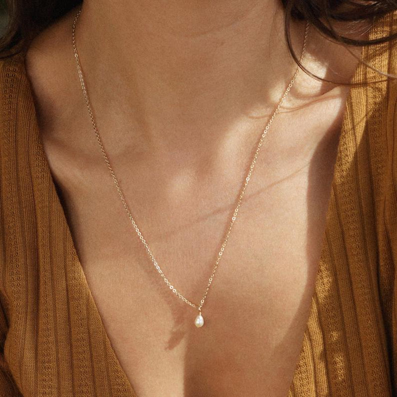 Simple and Versatile Single Pendant Clavicle Chain