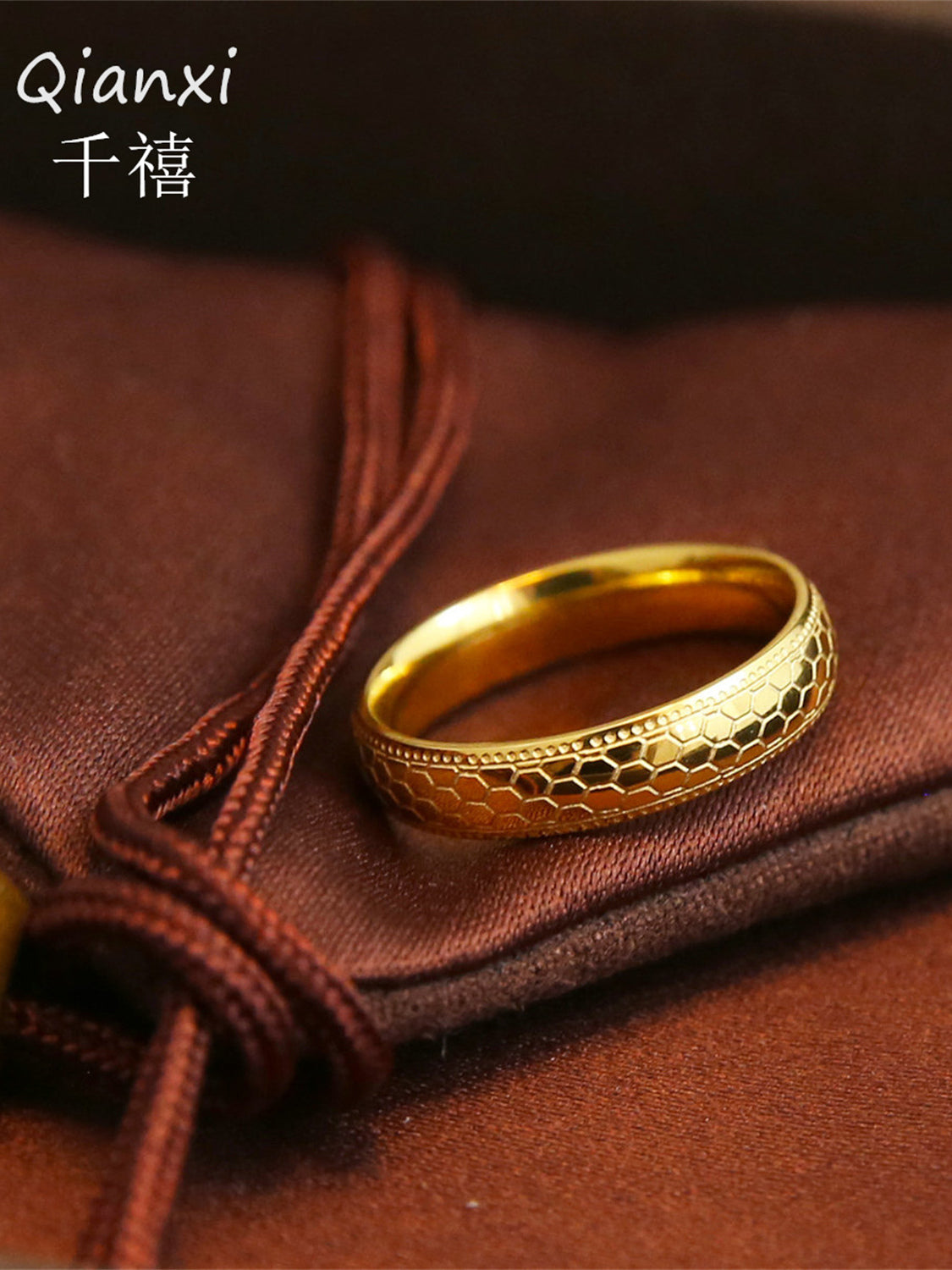 [Wash Hands without Picking] Titanium Steel Sparkling Honeycomb Design Golden Ring Retro Chinese Dragon Scale Ring