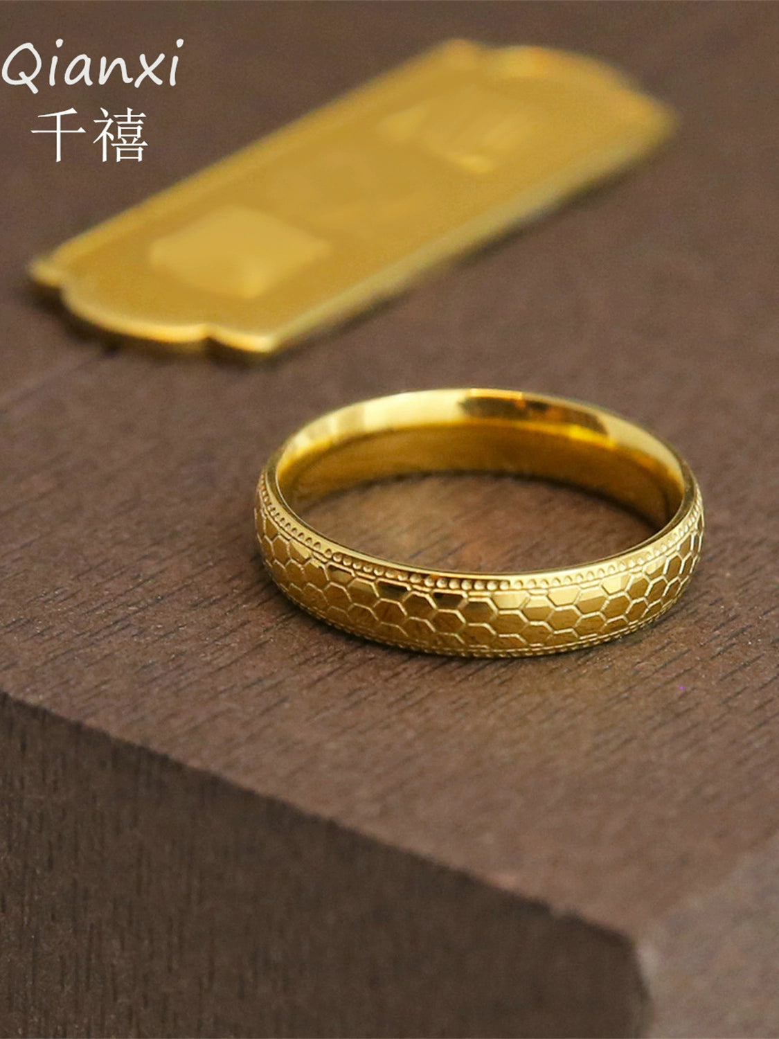 [Wash Hands without Picking] Titanium Steel Sparkling Honeycomb Design Golden Ring Retro Chinese Dragon Scale Ring