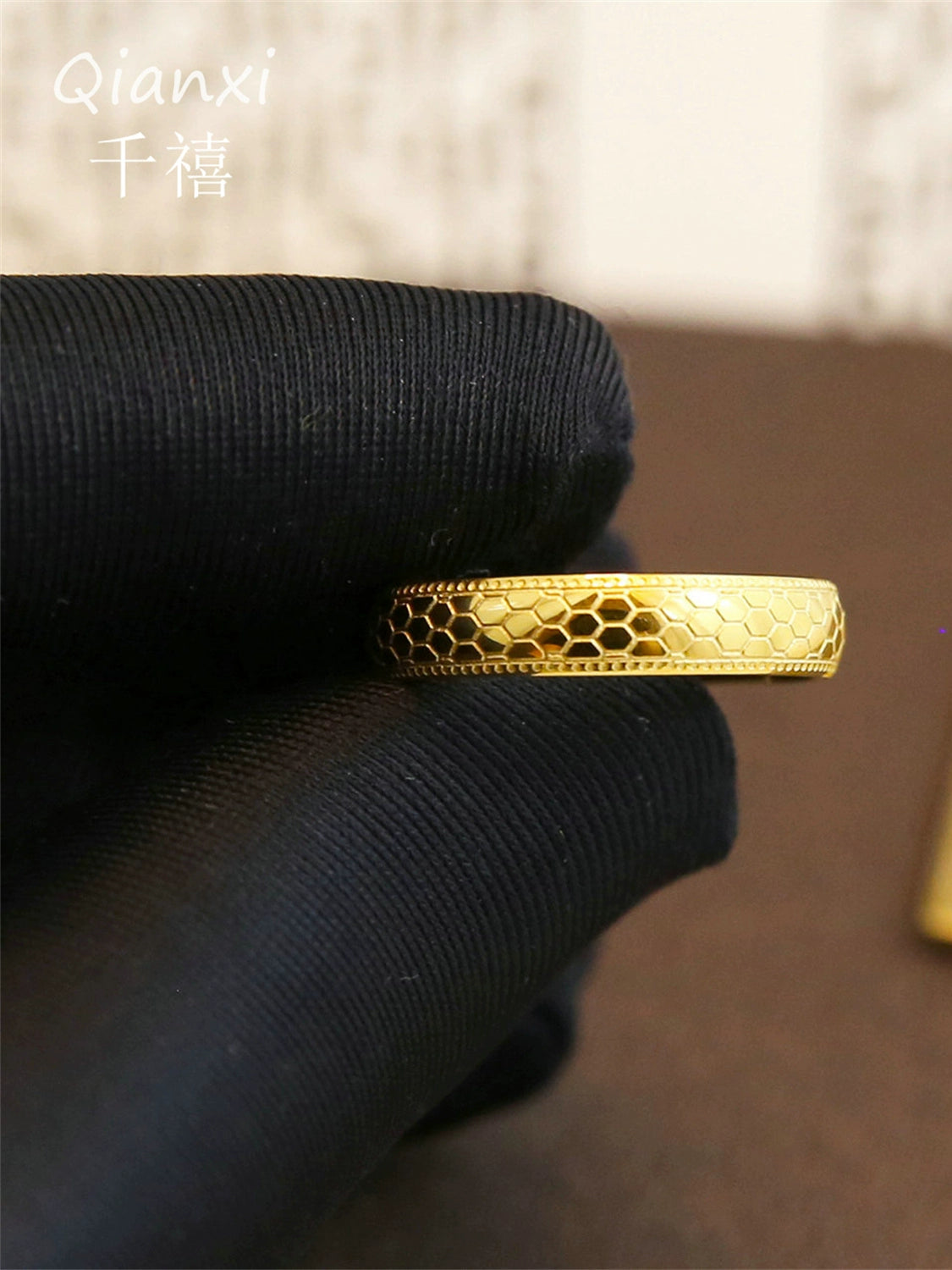 [Wash Hands without Picking] Titanium Steel Sparkling Honeycomb Design Golden Ring Retro Chinese Dragon Scale Ring