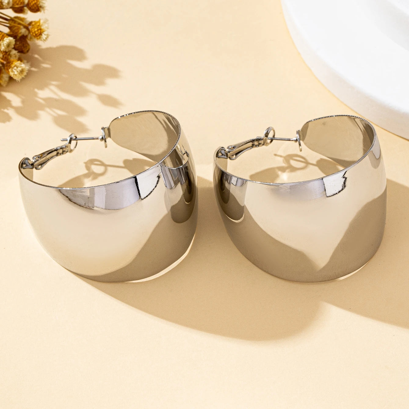 Women's Fashionable Hoop Earrings Glossy Geometric C-Shaped Large Hoop Earrings Suitable for Daily Wear and Vacation