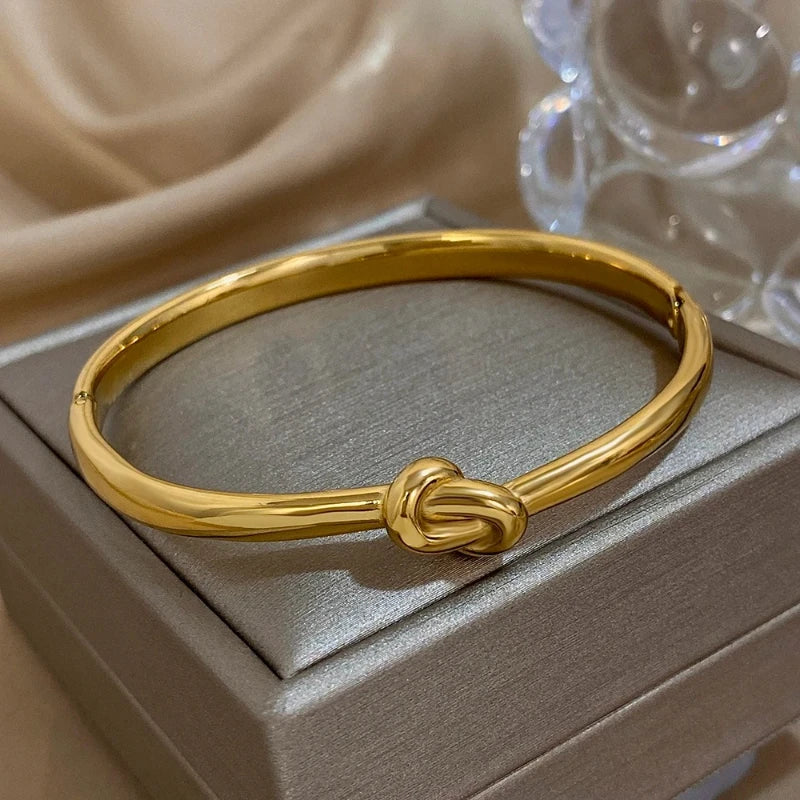 New Trendy, Light Luxury, Simple and Niche Commuting Design with A Knotted Shape, Elegant and Stylish Bracelet