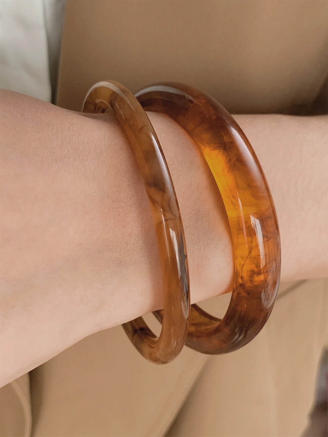 2-piece set of retro resin bracelets for women's temperament, high-end fashion gifts, versatile for daily use