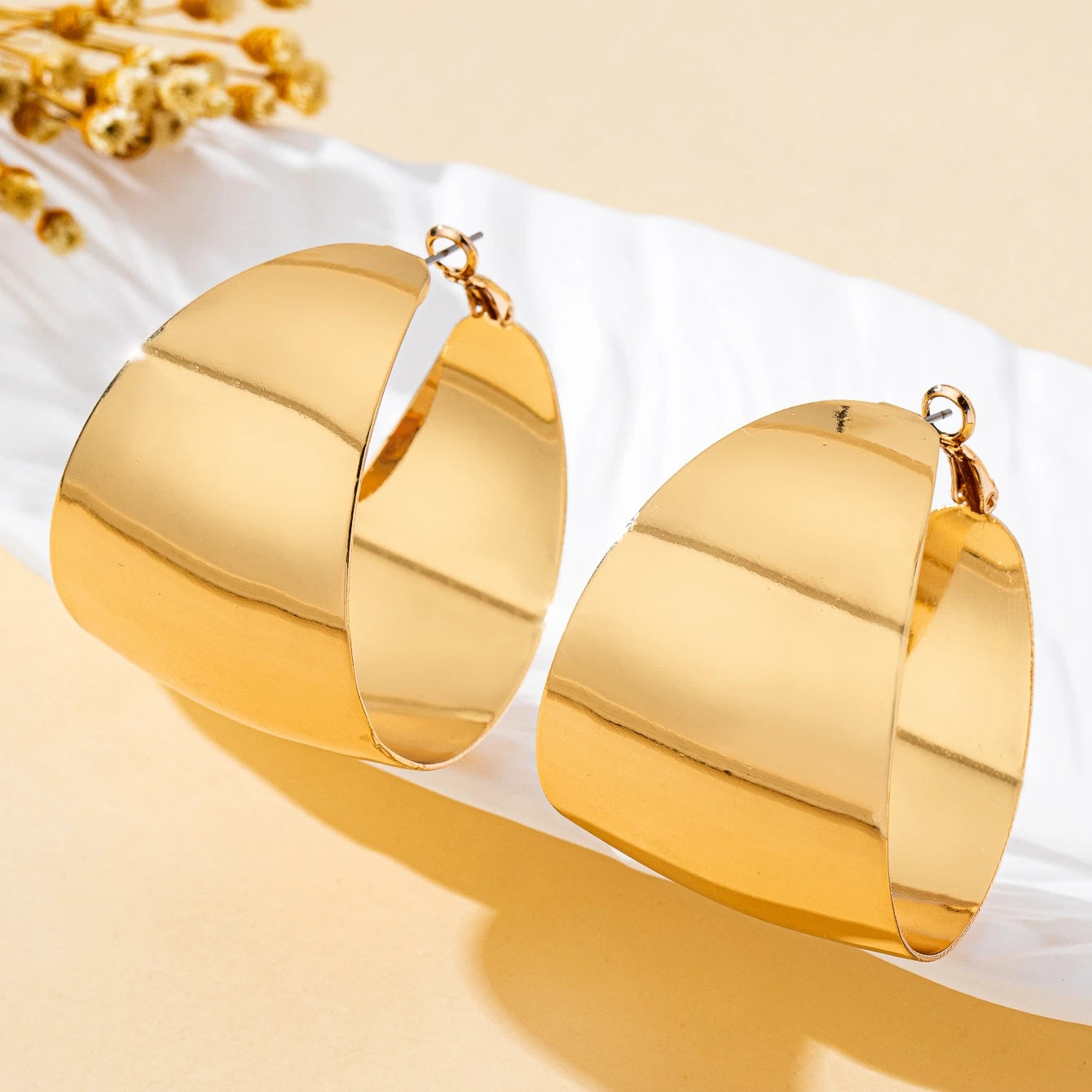 Women's Fashionable Hoop Earrings Glossy Geometric C-Shaped Large Hoop Earrings Suitable for Daily Wear and Vacation