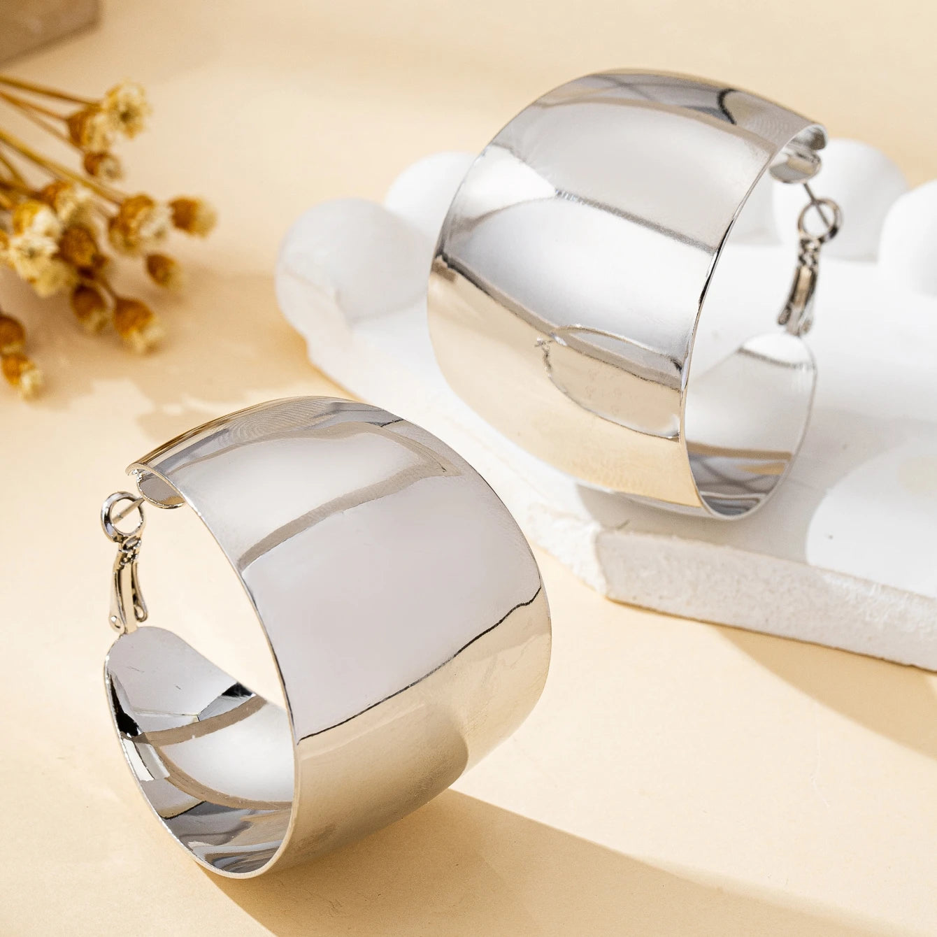 Women's Fashionable Hoop Earrings Glossy Geometric C-Shaped Large Hoop Earrings Suitable for Daily Wear and Vacation