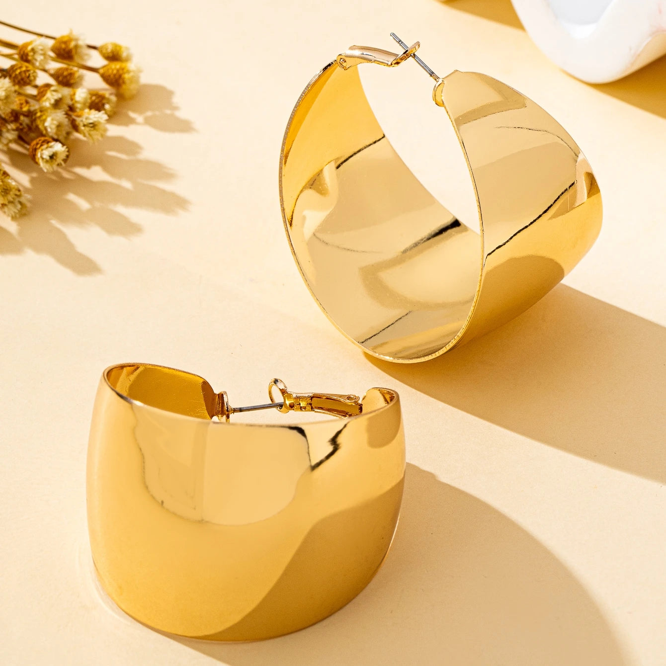 Women's Fashionable Hoop Earrings Glossy Geometric C-Shaped Large Hoop Earrings Suitable for Daily Wear and Vacation