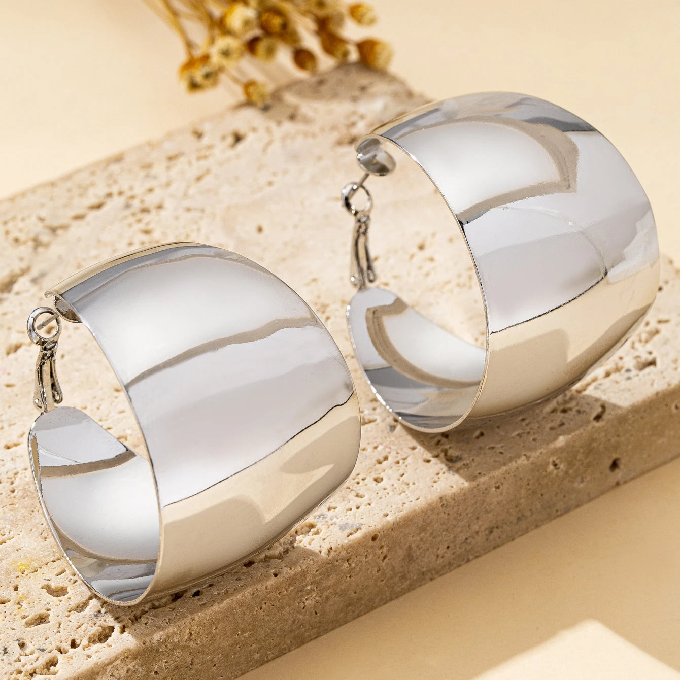 Women's Fashionable Hoop Earrings Glossy Geometric C-Shaped Large Hoop Earrings Suitable for Daily Wear and Vacation