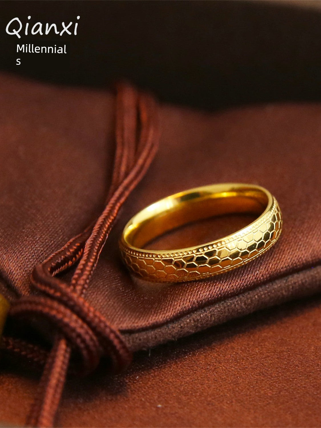 [Wash Hands without Picking] Titanium Steel Sparkling Honeycomb Design Golden Ring Retro Chinese Dragon Scale Ring