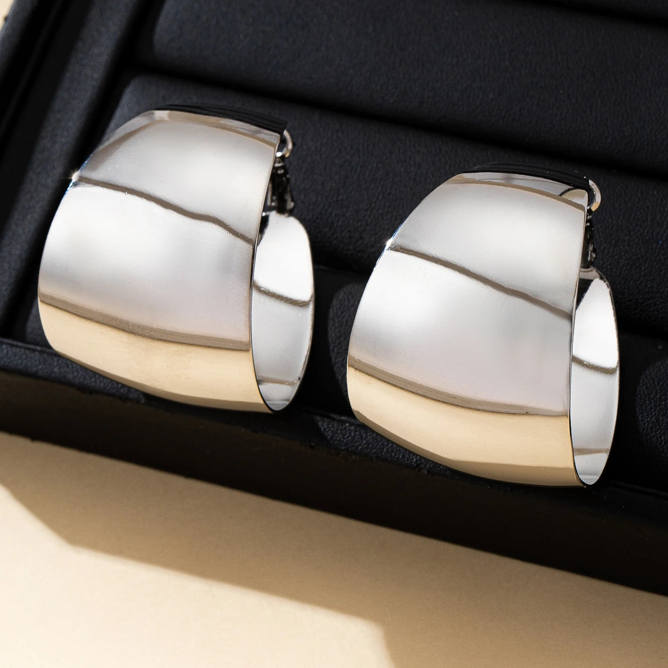 Women's Fashionable Hoop Earrings Glossy Geometric C-Shaped Large Hoop Earrings Suitable for Daily Wear and Vacation