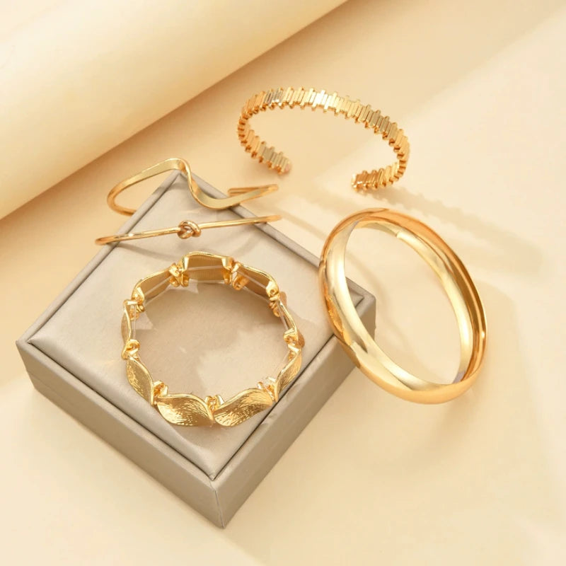 5 Pieces/set of Retro Exaggerated Wide Face Women's Bracelets, Fashionable Gold Color Asymmetrical Jewelry Accessories