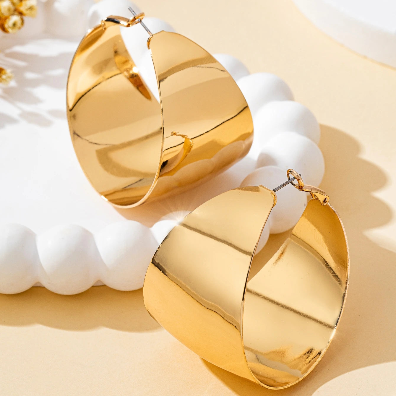 Women's Fashionable Hoop Earrings Glossy Geometric C-Shaped Large Hoop Earrings Suitable for Daily Wear and Vacation